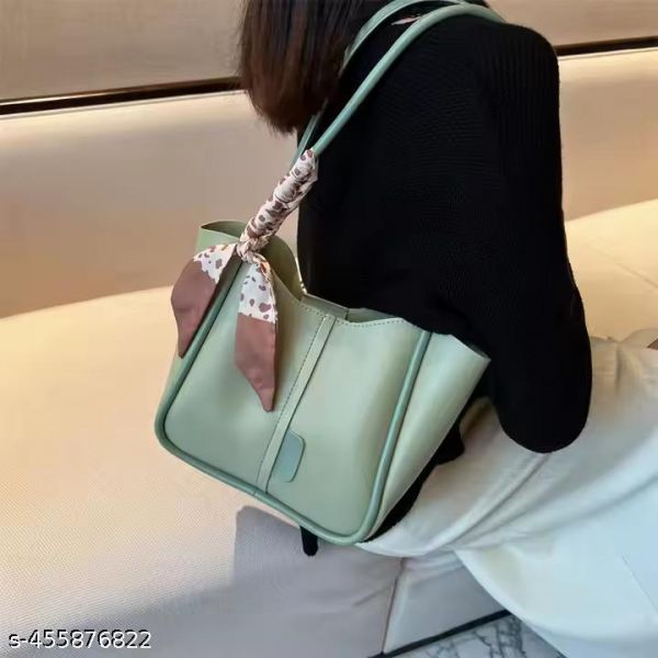 Casual Womenas Shoulder Bag In Faux Leather A Spacious Tote With 1 Main Compartment